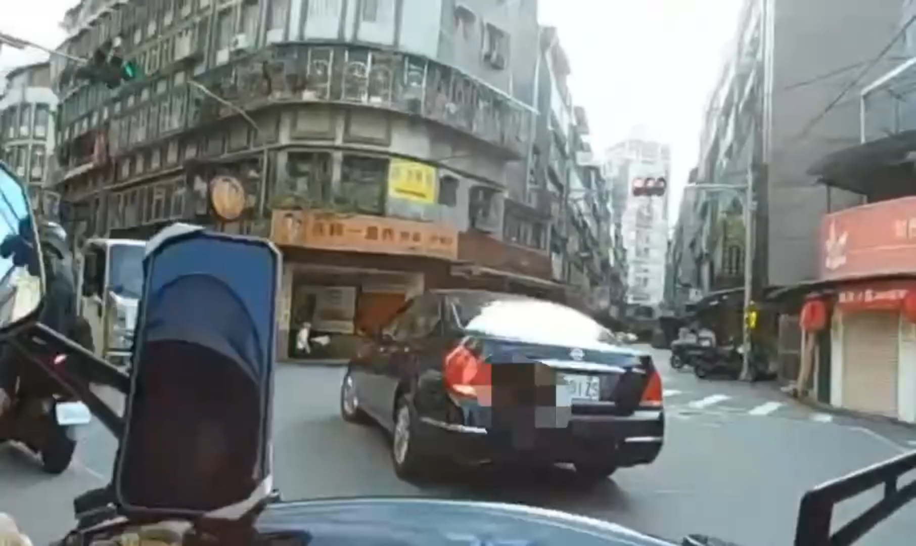 板橋警方執行巡邏勤務,在廣明街發現黃男駕駛的自小客車違停且行跡可疑,正準備上前實施攔查時,黃男拒不配合,當場加速逃逸。