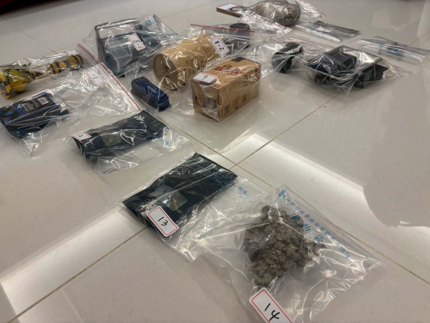 警方於行動中共計查扣大麻642公克、大麻煙彈80顆、愷他命584公克,以及研磨器、捲菸器、吸食器等大批證物。