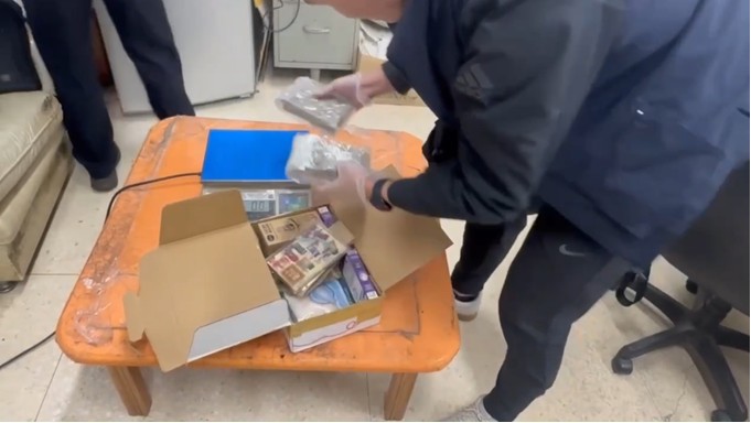 專案小組自去年11月底至今(2026)年1月底,兵分多路前往台北、新北及台南等地發動5波查緝,順利將陳、李2名主嫌及4名代收共犯一網打盡。