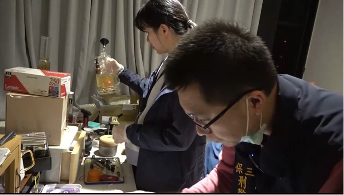 專案小組自去年11月底至今(2026)年1月底,兵分多路前往台北、新北及台南等地發動5波查緝,順利將陳、李2名主嫌及4名代收共犯一網打盡。