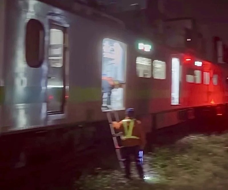 台鐵內壢至桃園區間昨（17）日深夜發生1起嚴重的平交道死傷事故。（畫面翻攝自FB@內壢大小事）