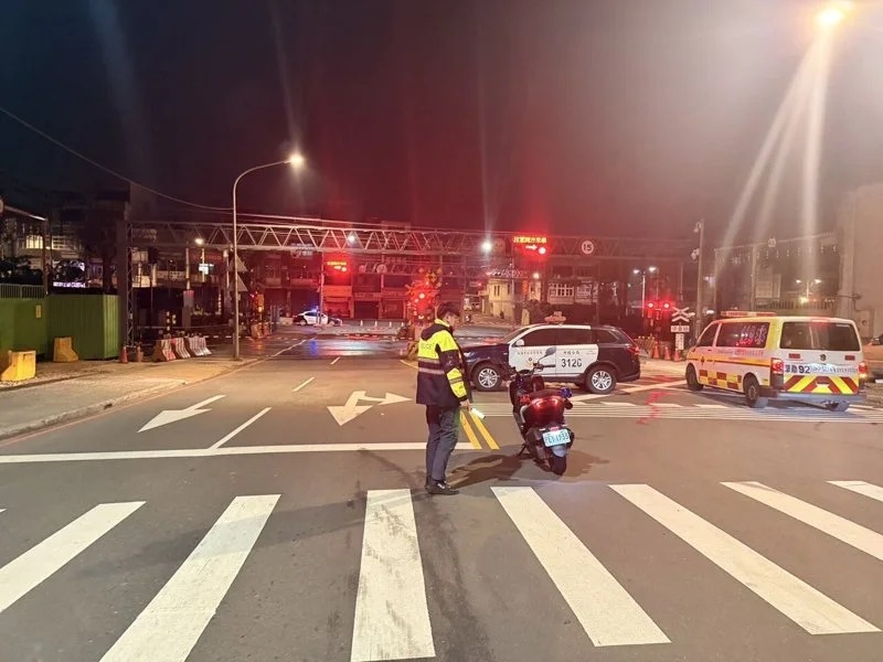 台鐵內壢至桃園區間昨（17）日深夜發生1起嚴重的平交道死傷事故。（畫面翻攝自FB@內壢大小事）