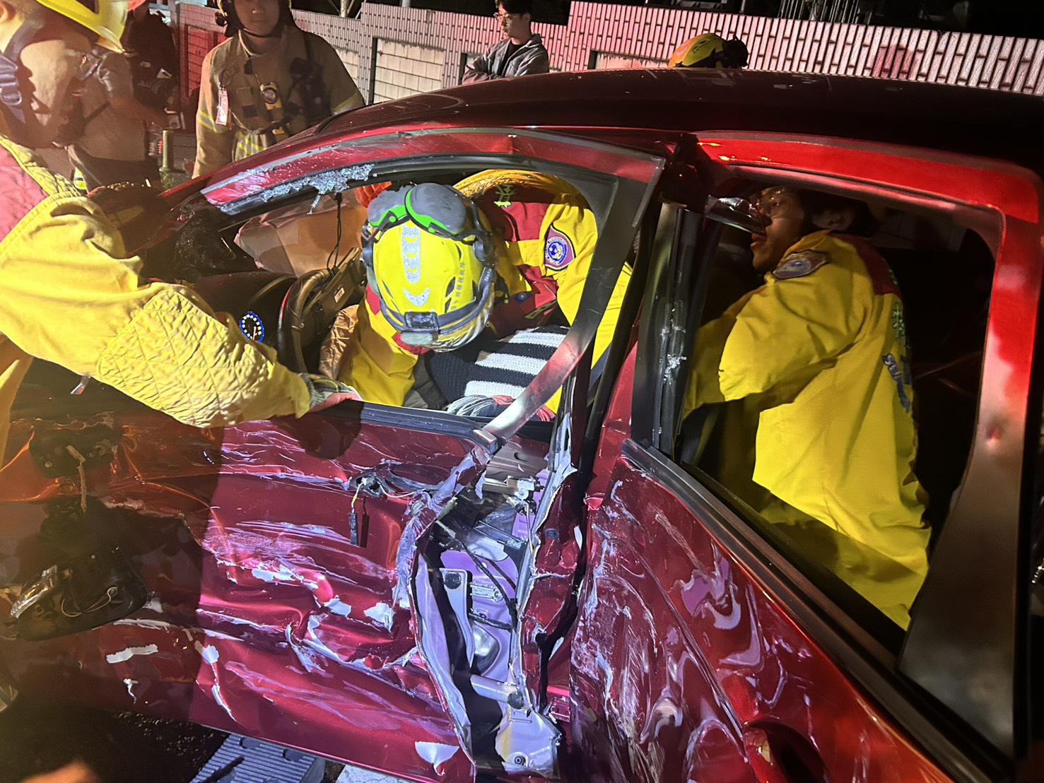 基隆市七堵區五堵交流道千祥橋附近，今（18）日凌晨0時許發生1起連環車禍。