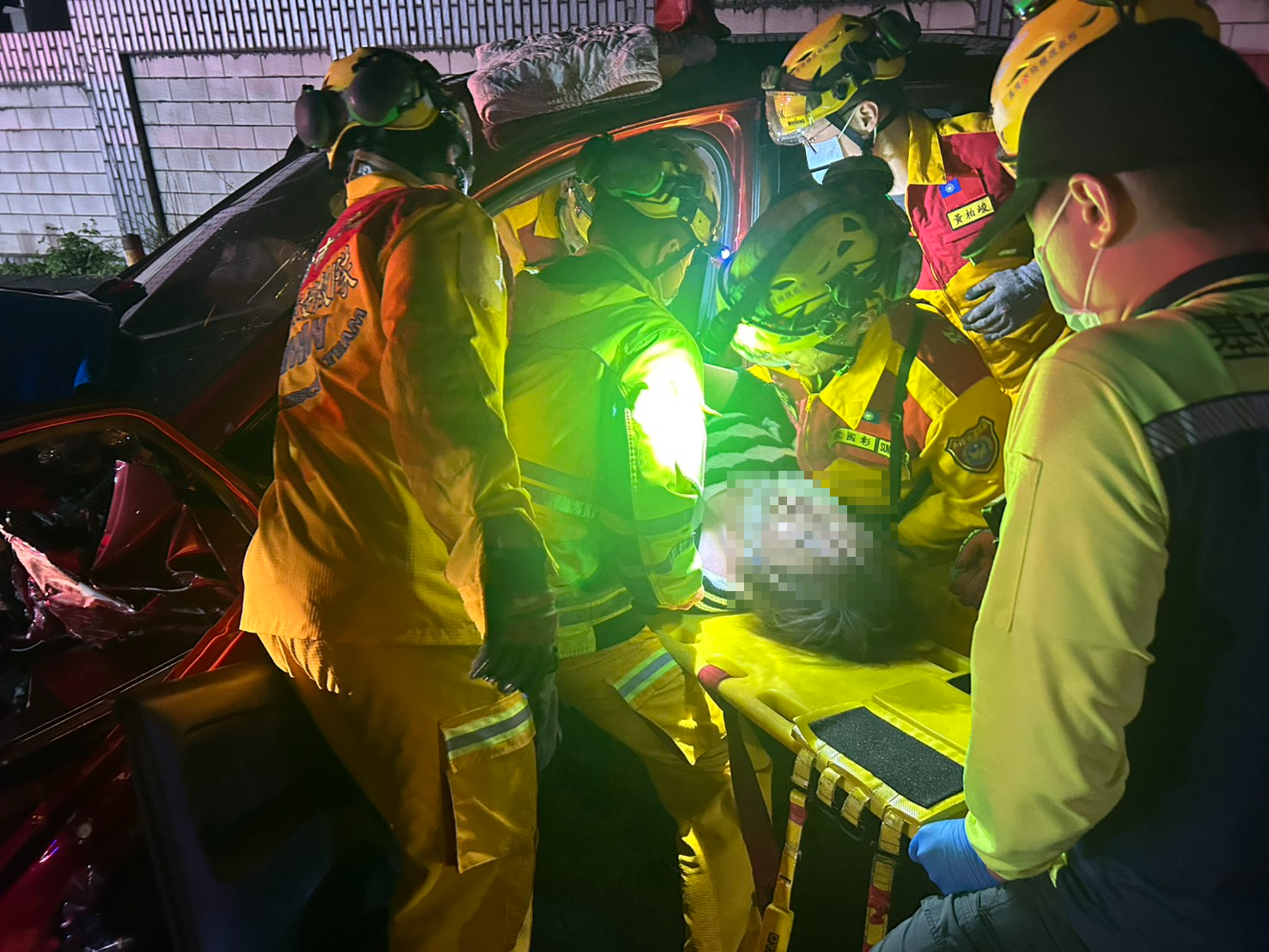 65歲唐姓女駕駛受困於嚴重變形的車體內。警消獲報到場動用破壞器材，耗費約半小時才將左手骨折的唐婦救出送醫。