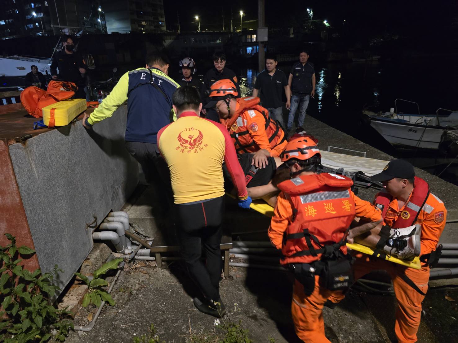 57歲邱姓男子與友人在港邊飲酒後，不明原因墜落基隆港內。邱男的兒子見狀，奮不顧身跳入海中救援。