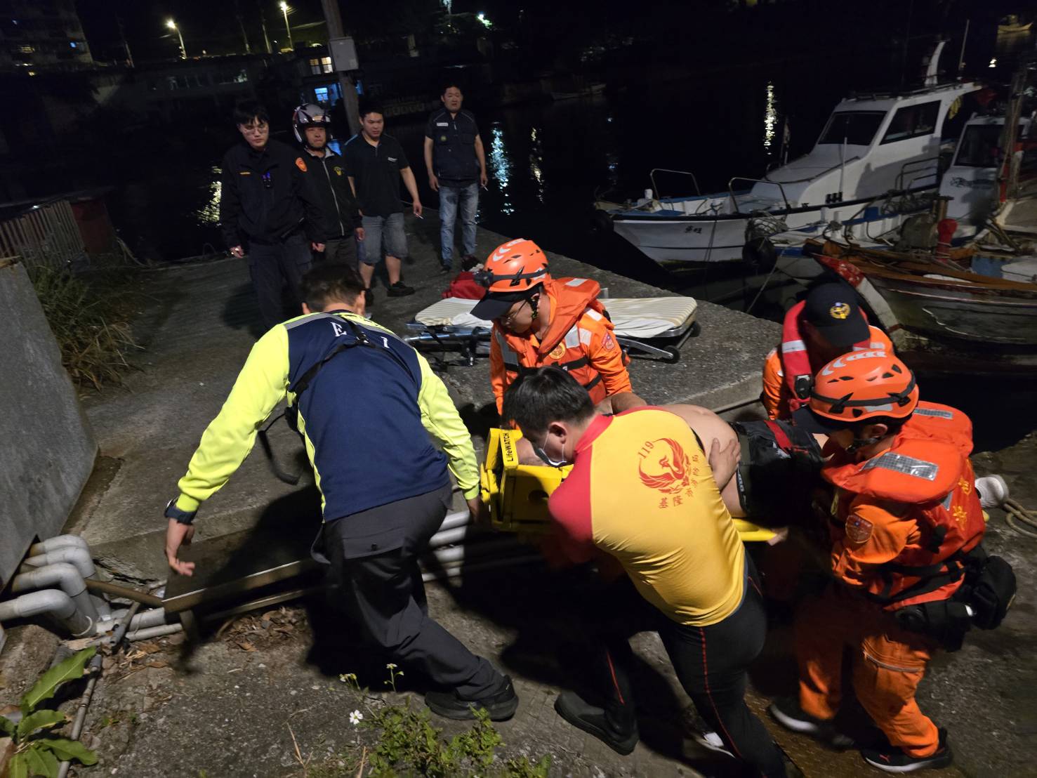 基隆市中正區和平島和一路2巷港邊，昨（17）日晚間發生1起落海意外。