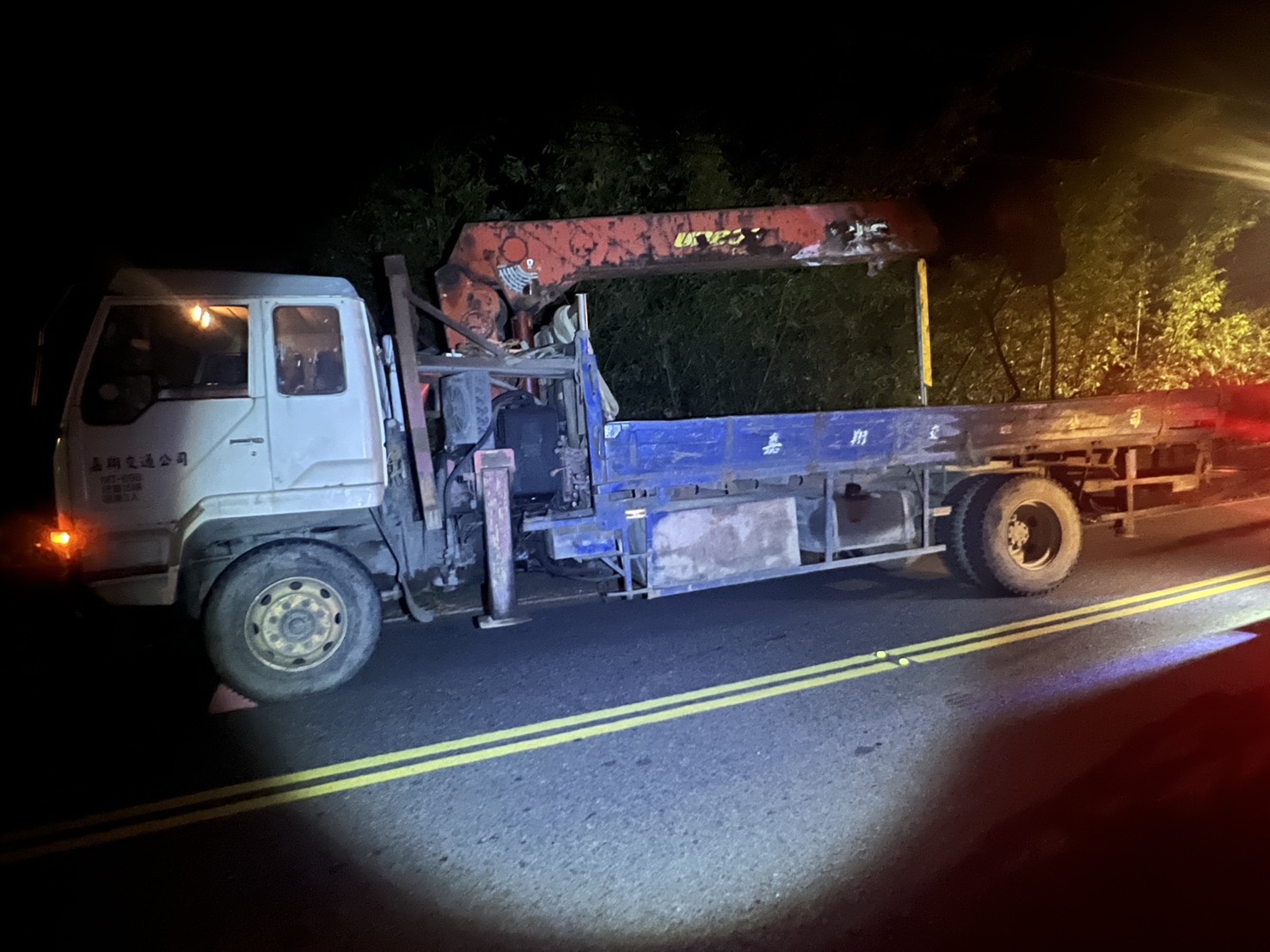 61歲李姓男子駕駛載有機械吊臂的大貨車行經1處彎道時，車上吊臂未固定牢靠，順勢向外甩出，猛烈砸中對向另1輛大貨車的車頭。