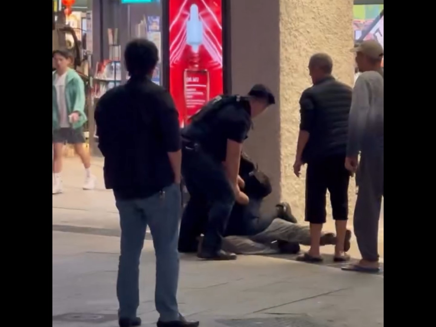 46歲許姓男子酒後情緒失控，不僅當街大聲咆哮狂飆三字經，甚至動手推擠拉扯員警。警方屢勸不聽，果斷抽出警棍擊打其腿部並強勢壓制上銬。（畫面翻攝自Threads@10j_10.09）