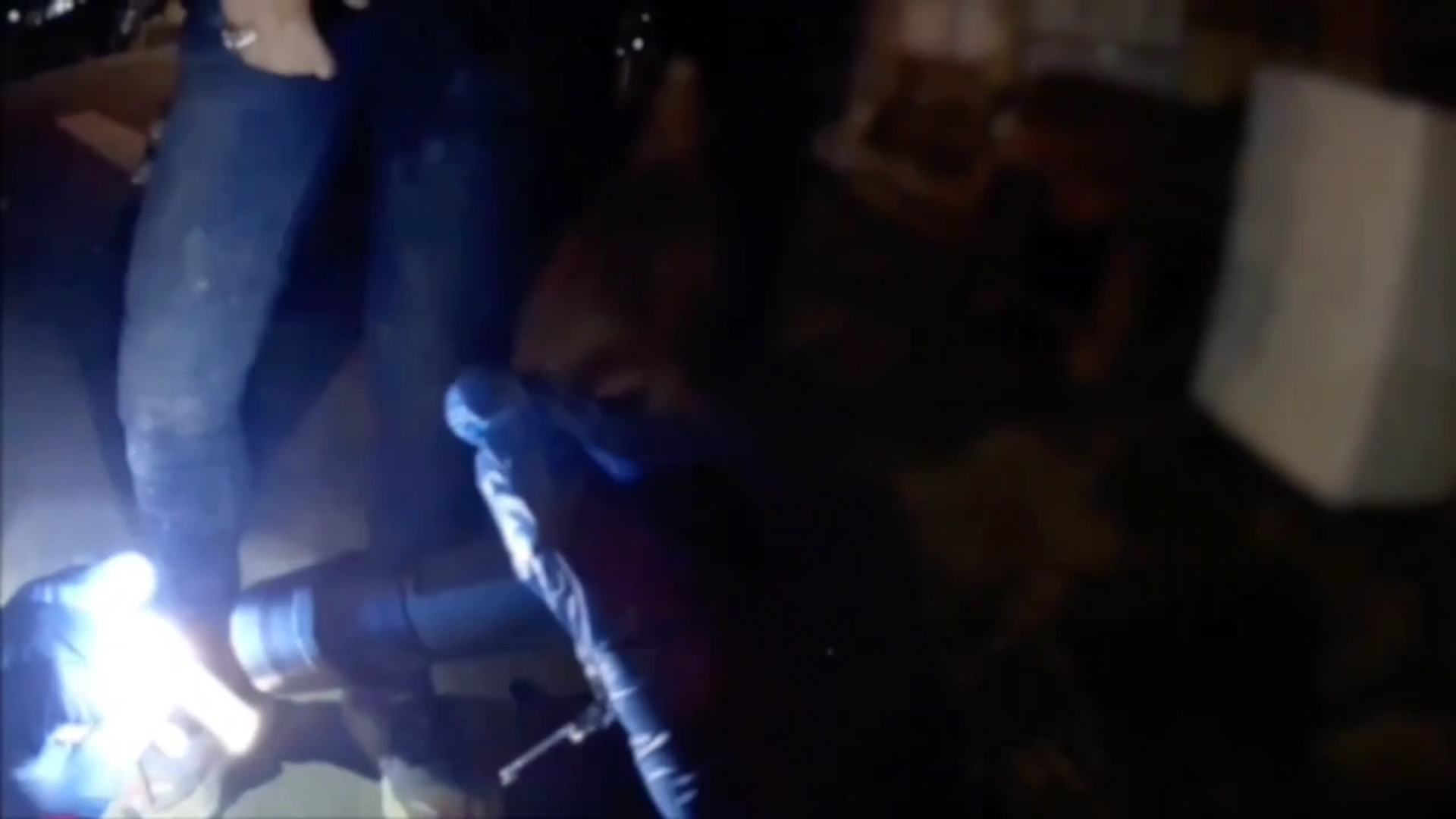 男子的小動作全被眼尖的員警盡收眼底,當場識破並立刻將鐵盒與鐵罐撿起檢視。