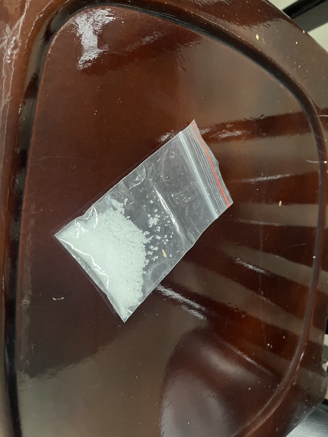 警方在1名賭客皮夾發現1包「白色粉末」，原以為查獲毒品，結果賭客慌張解釋那是民間流傳用來求自摸的「過運鹽」