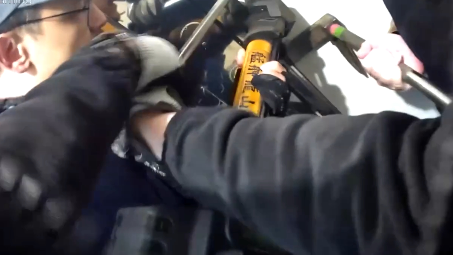 新北市淡水區1處民宅暗藏職業麻將賭場，淡水警分局日前接獲線報，於12日傍晚16時許持搜索票強勢攻堅破門。