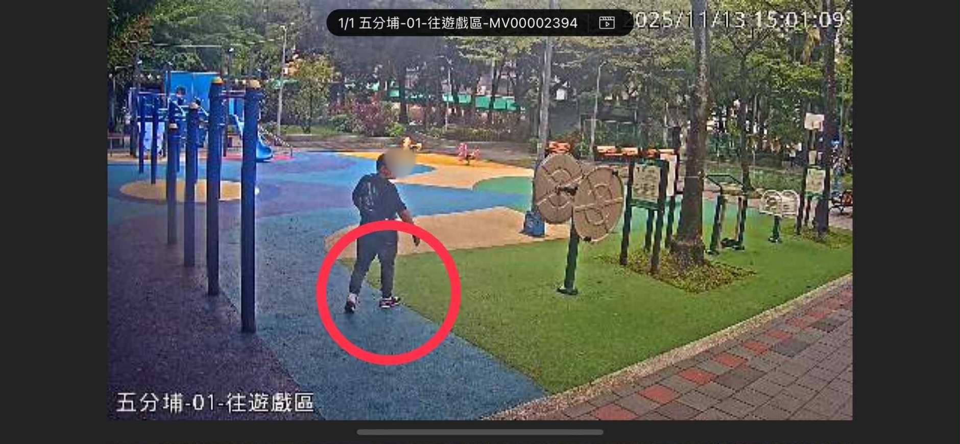 被害人接獲自稱區公所及檢警來電,對方以「法院凍結資產」、「不得中斷通話」等老套話術連番恐嚇。被害人一時慌亂,乖乖抱著黃金與提款卡跑到五分埔公園面交給車手,慘噴120萬餘元。