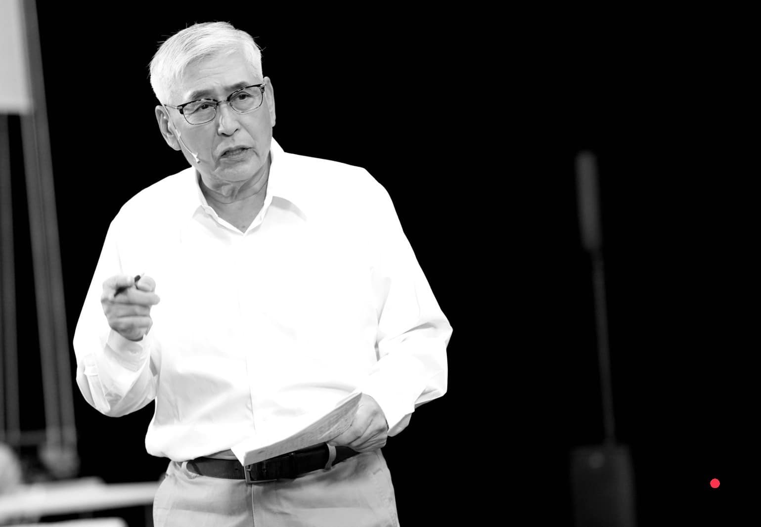 知名導演柯一正去（2025）年底因不滿自家1樓車庫出入口遭不明車輛擋道，怒持金屬製拒馬砸車，遭台北地檢署依毀損罪嫌起訴。（畫面翻攝自柯一正個人FB）