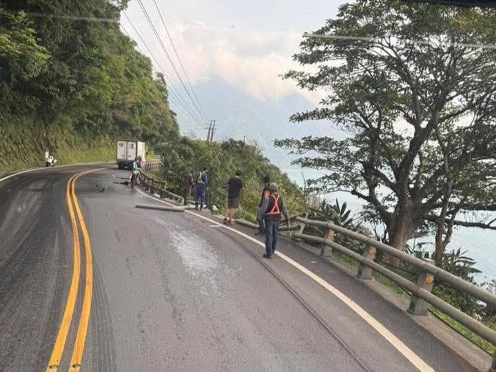 宜蘭縣消防局獲報派遣四大、南澳、觀音、馬賽等多個分隊，攜帶繩索等救助器材趕赴現場救援。