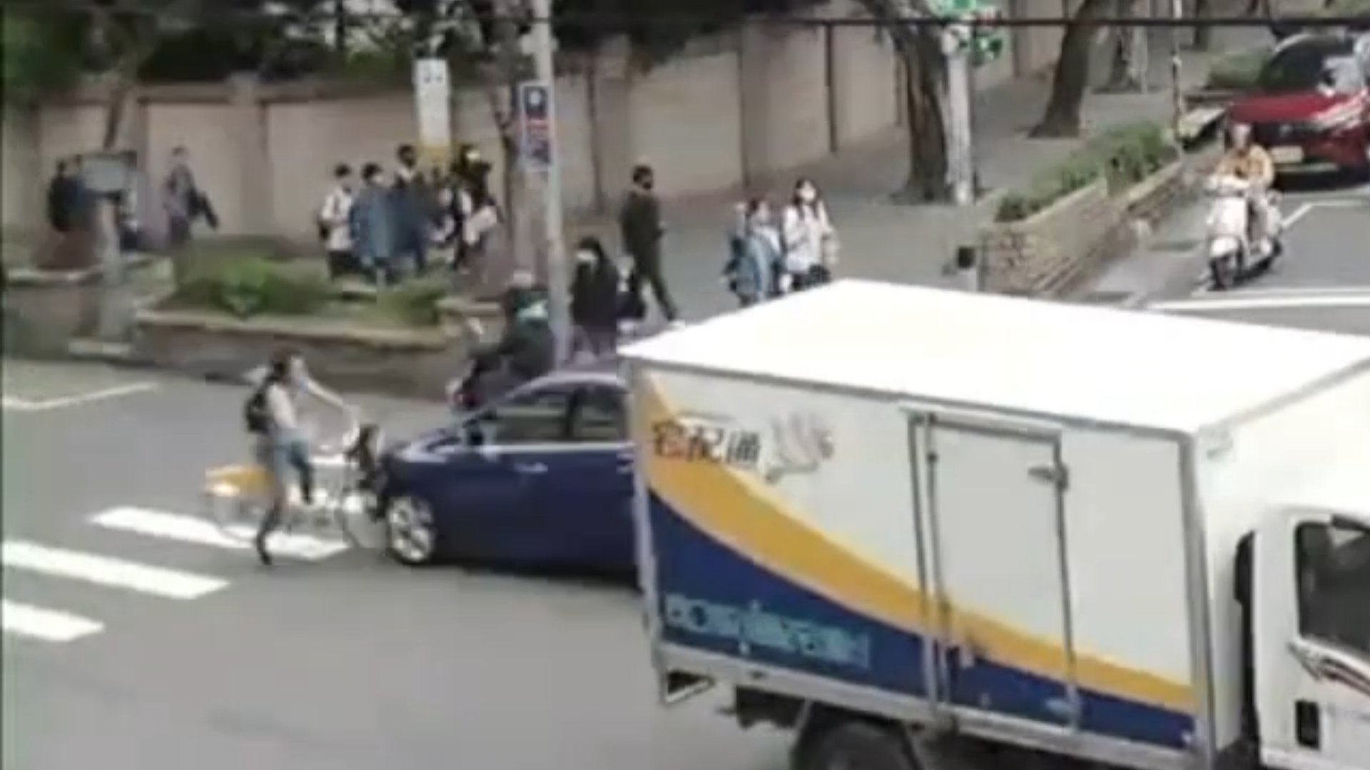 14歲李姓國中生騎乘YouBike行經復興路、民權路口時，緊跟著前方貨車，違規「切西瓜」左轉，自對向來車視線死角竄出，當場遭44歲陳姓男子駕駛的直行轎車迎面撞上。