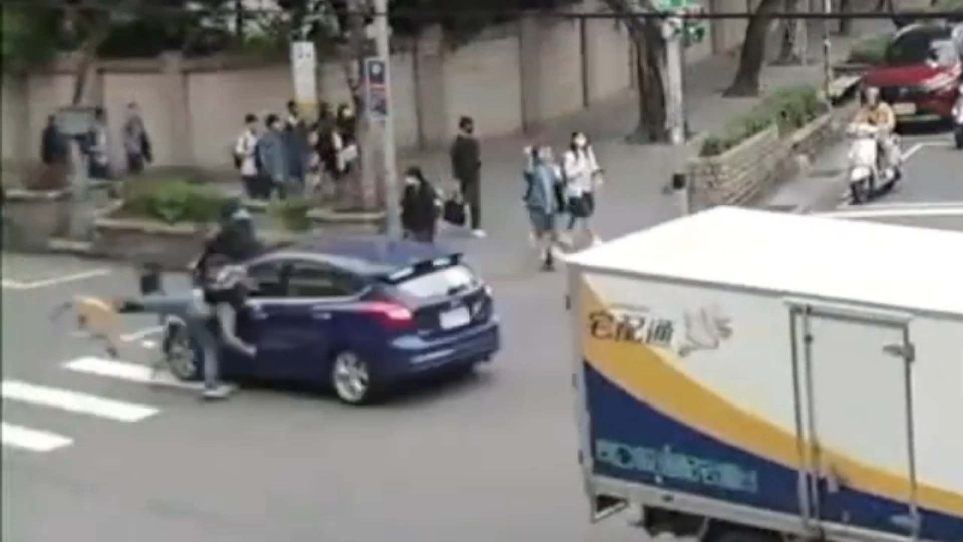 14歲李姓國中生騎乘YouBike行經復興路、民權路口時，緊跟著前方貨車，違規「切西瓜」左轉，自對向來車視線死角竄出，當場遭44歲陳姓男子駕駛的直行轎車迎面撞上。