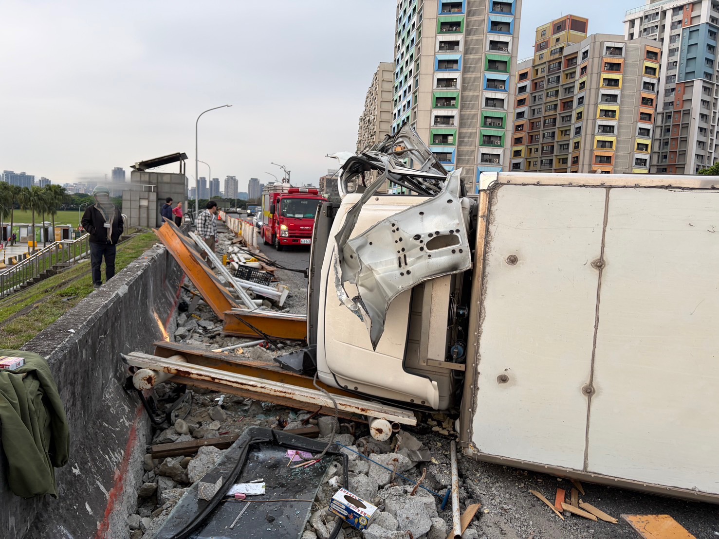 台北市萬華區水源快速道路今（19）日清晨發生一起翻車事故。