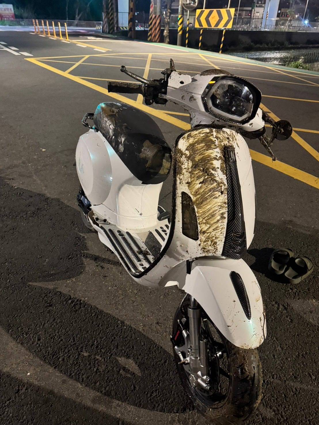 匡姓少年騎乘的微型電動機車碰撞後墜入稻田。