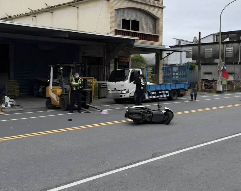 45歲劉姓男子駕駛未申請臨時通行證的堆高機，違規駛入車道，導致直行的26歲李姓女機車騎士閃避不及，迎面撞上俗稱「牙叉」的鋼構貨叉。