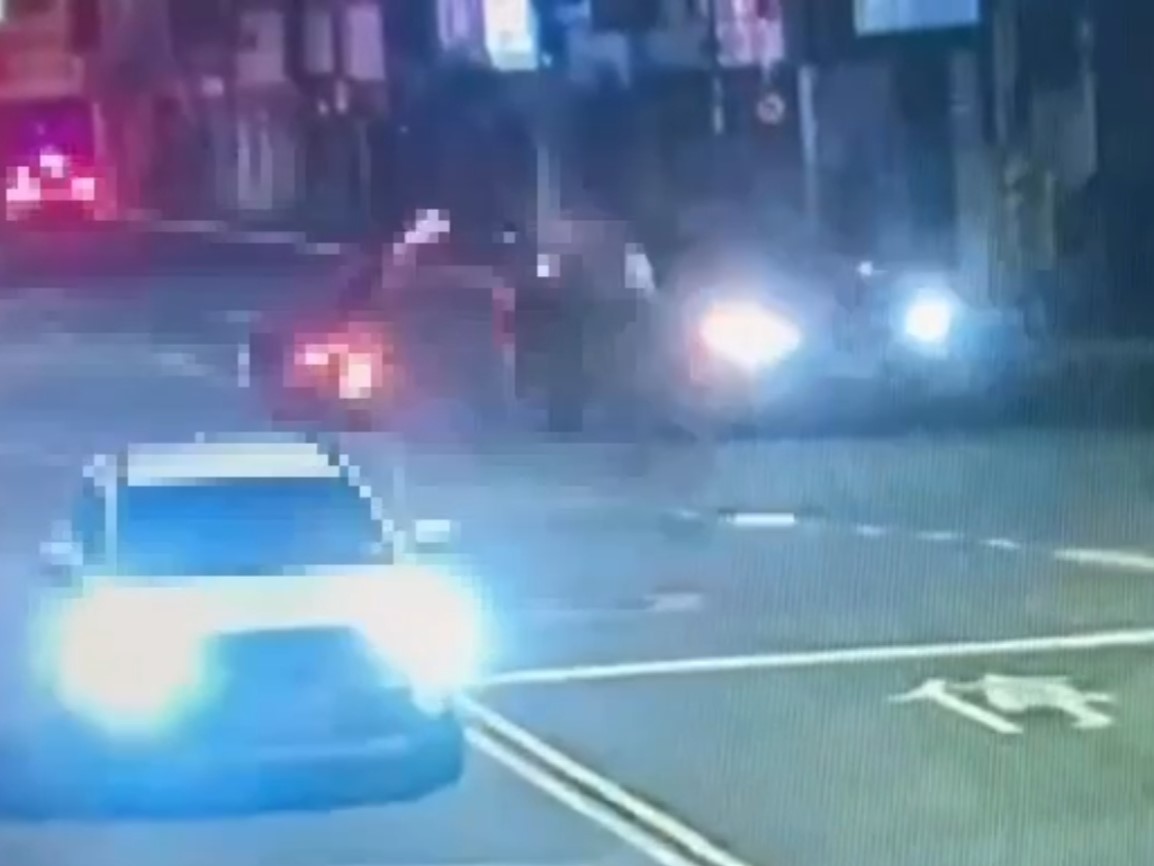 24歲陳姓酒吧員工下班騎車返家，行經文林路、大東路口時，與對向1輛BMW X6休旅車發生猛烈碰撞。