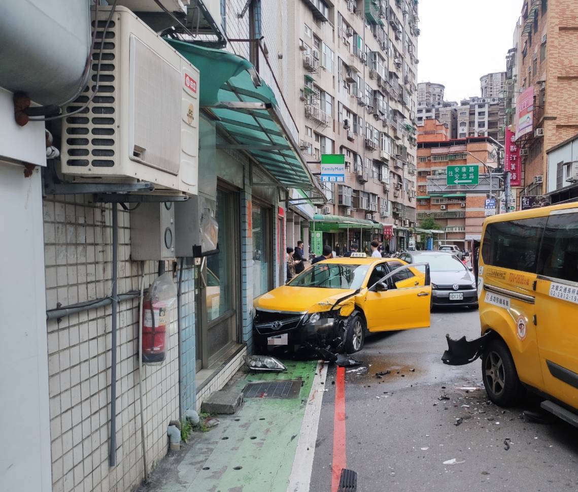 新北市新店區安民街一帶,昨(19)日下午15時許發生1起驚險車禍。