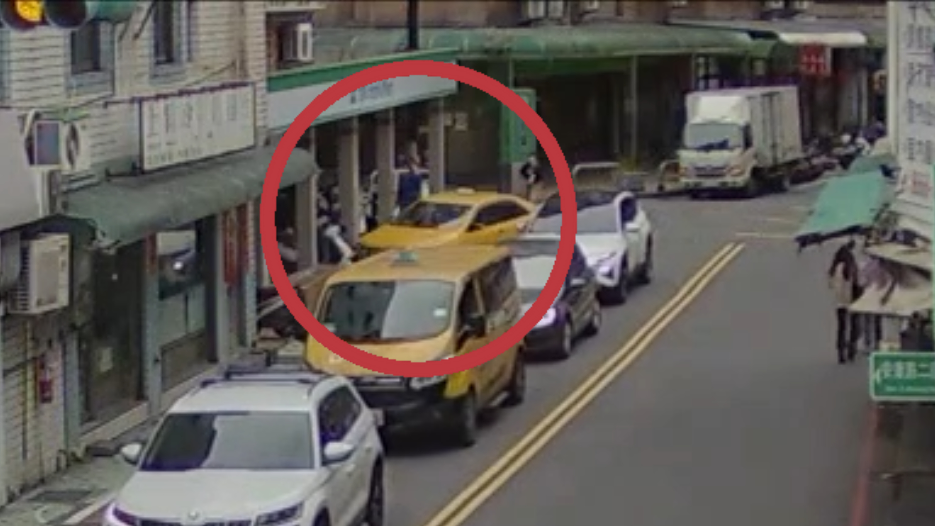 66歲陳姓運將駕駛計程車行經安民街巷弄準備轉彎時,車輛竟宛如「起乩」般突然失控暴衝,