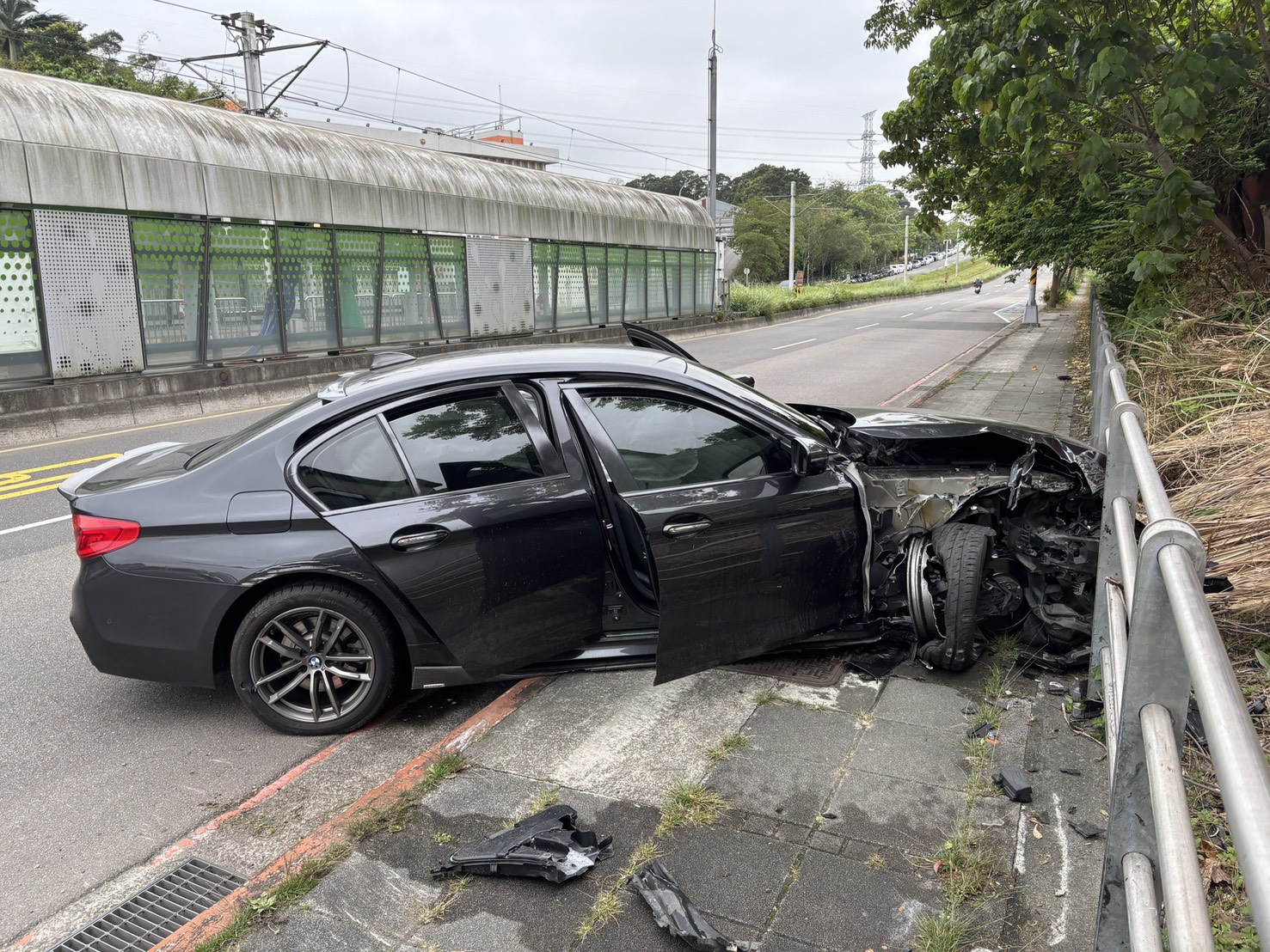 新北市新店區安一路二段一帶，昨（19）日上午發生1起離譜的毒駕車禍。