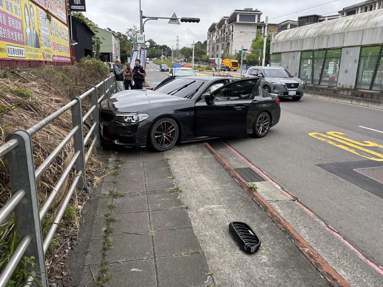 44歲從事物流業的陳姓男子，駕駛黑色BMW轎車行經安一路二段時，整輛車猶若「中邪」般失控偏移，直接撞爛路旁人行護欄與安坑輕軌「台北小城站」站牌。