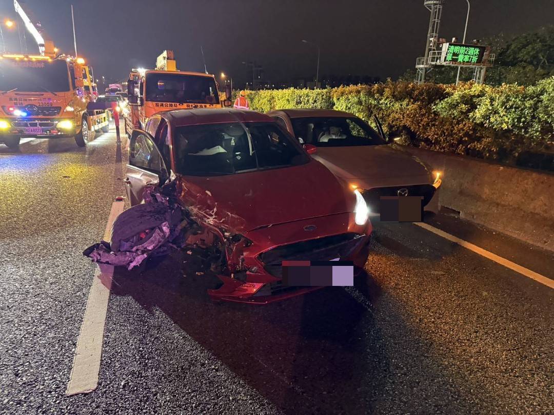 國道1號北向70.5公里桃園楊梅路段，昨（21）日22時許發生1起嚴重的5車連環追撞事故。