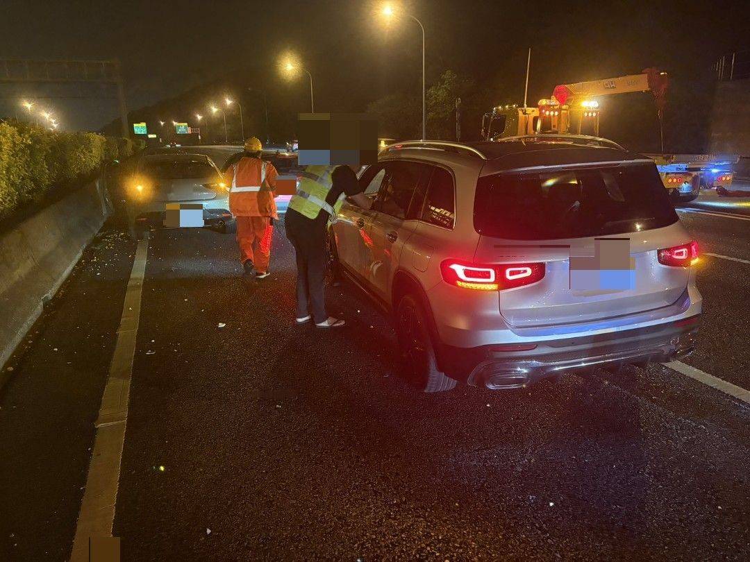 國道1號北向70.5公里桃園楊梅路段，昨（21）日22時許發生1起嚴重的5車連環追撞事故。