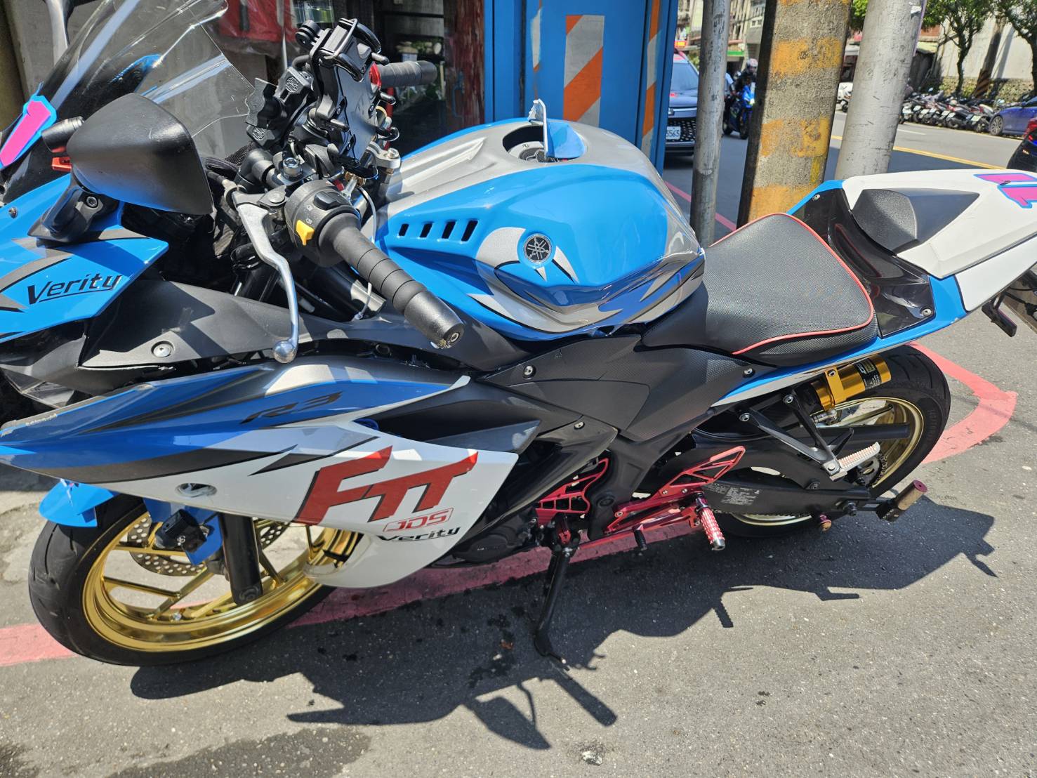 蘇男騎乘的黃牌重機。