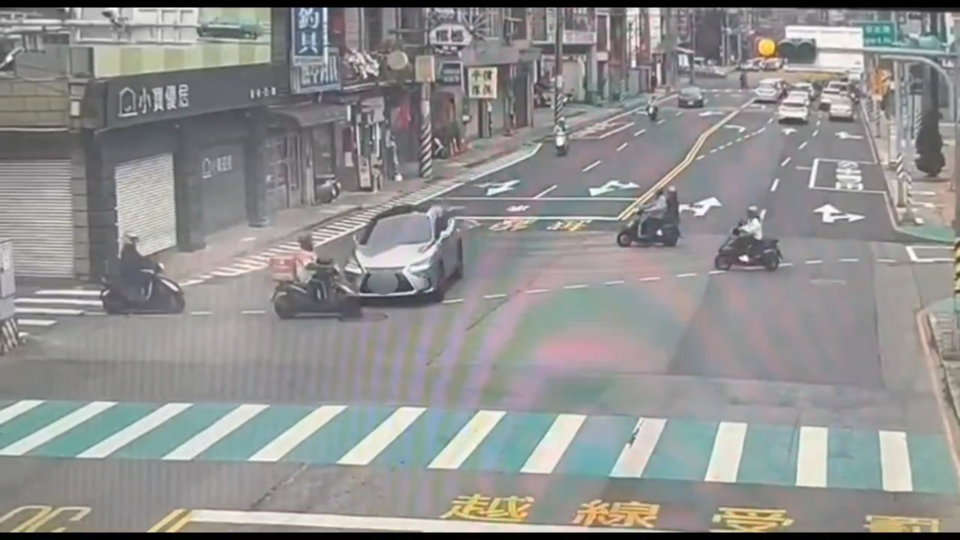 桃園市桃園區永安路、永安北路口,前(21)日中午12時許發生1起驚悚車禍。