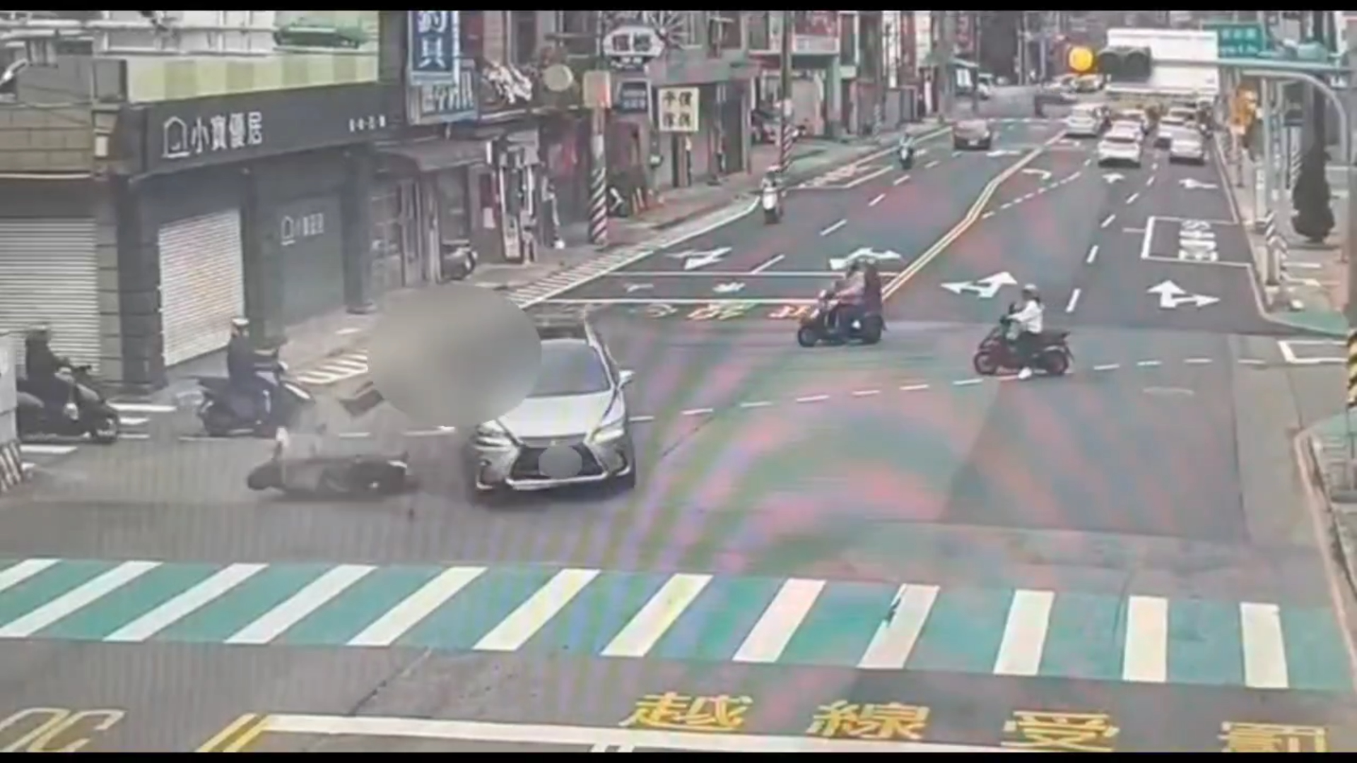 桃園市桃園區永安路、永安北路口,前(21)日中午12時許發生1起驚悚車禍。