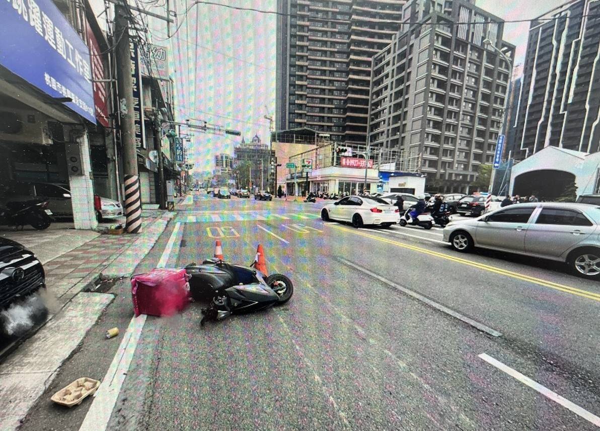 26歲蔡姓女子駕駛LEXUS RX休旅車,行經永安路、永安北路口時,無視紅燈亮起至少5秒逕行闖越,當場撞上綠燈直行的52歲張姓熊貓外送員。