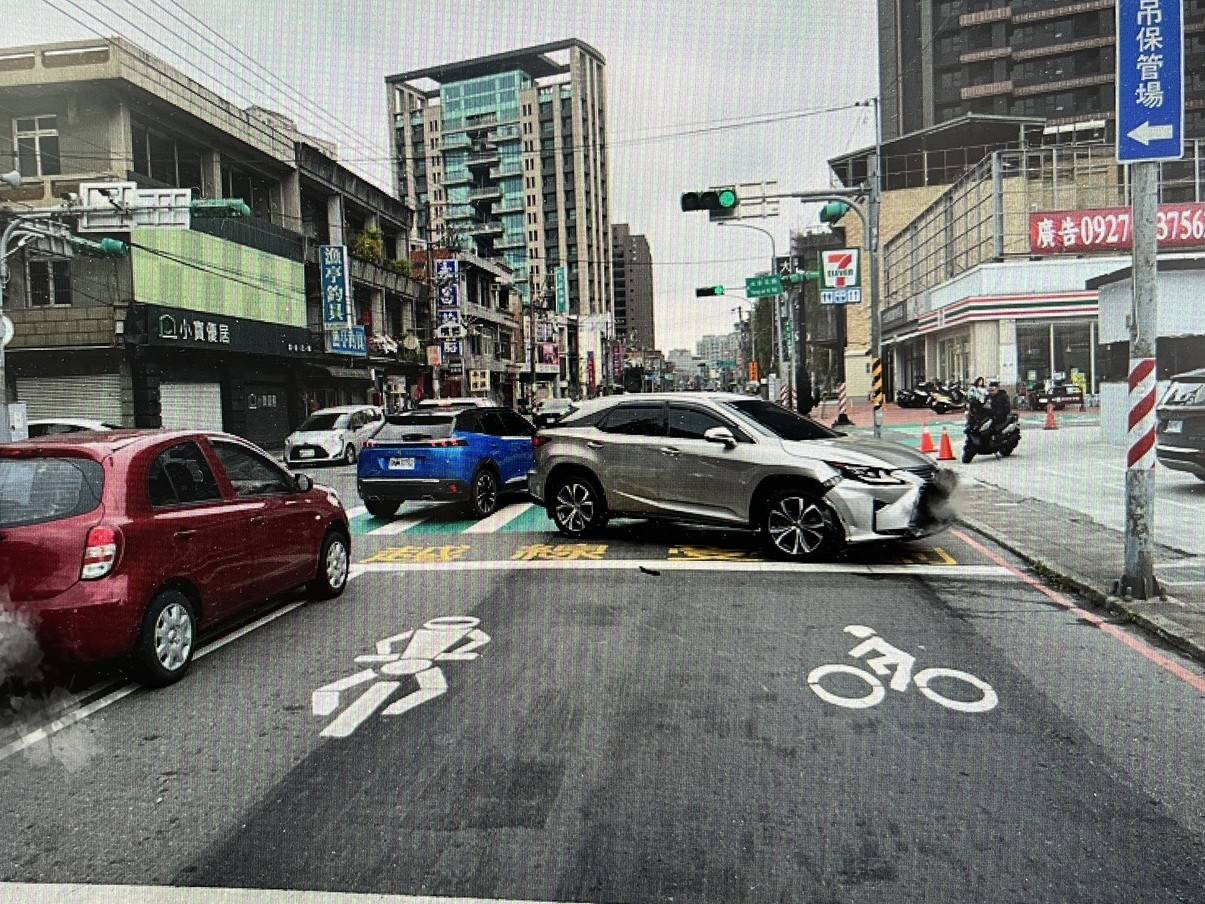 26歲蔡姓女子駕駛LEXUS RX休旅車,行經永安路、永安北路口時,無視紅燈亮起至少5秒逕行闖越,當場撞上綠燈直行的52歲張姓熊貓外送員。