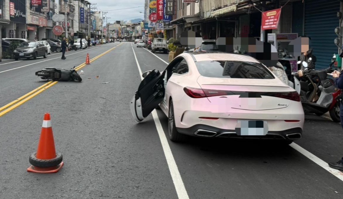 蘇姓女子駕駛白色賓士CLE轎跑車，違規停靠在泰山路慢車道上，未注意後方來車便貿然開啟車門。導致後方騎乘微型電動二輪車的蔡姓騎士閃避不及、迎面撞上。
