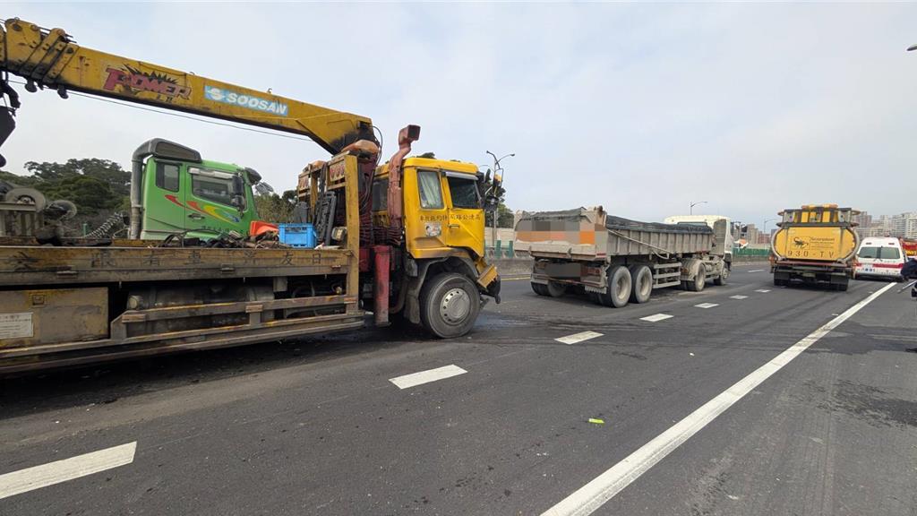 1輛拖吊車與1輛砂石拖板車行經台64線西向1.6公里處時發生猛烈碰撞。