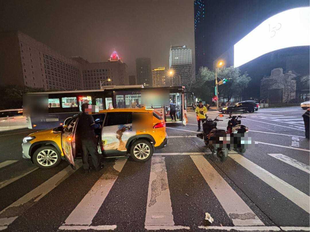 台北市信義商圈昨(22)日晚間20時許發生1起驚悚車禍。