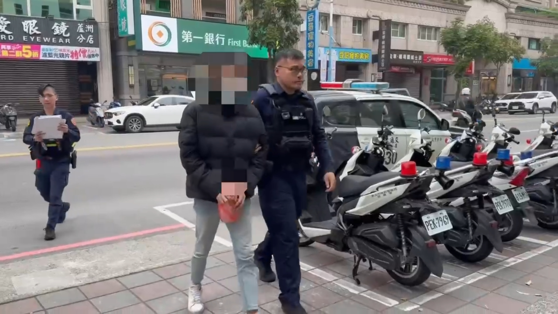 警方訊後除將許男依公共危險罪嫌移送新北地檢署偵辦外，另針對其危險駕駛、無照駕駛、機車違規行駛快速道路、未依規定使用燈光、排氣管與車身變更未登記，以及未依標線行駛等違規行為，一口氣開出8張罰單，總計罰鍰最高可處9萬6600元。