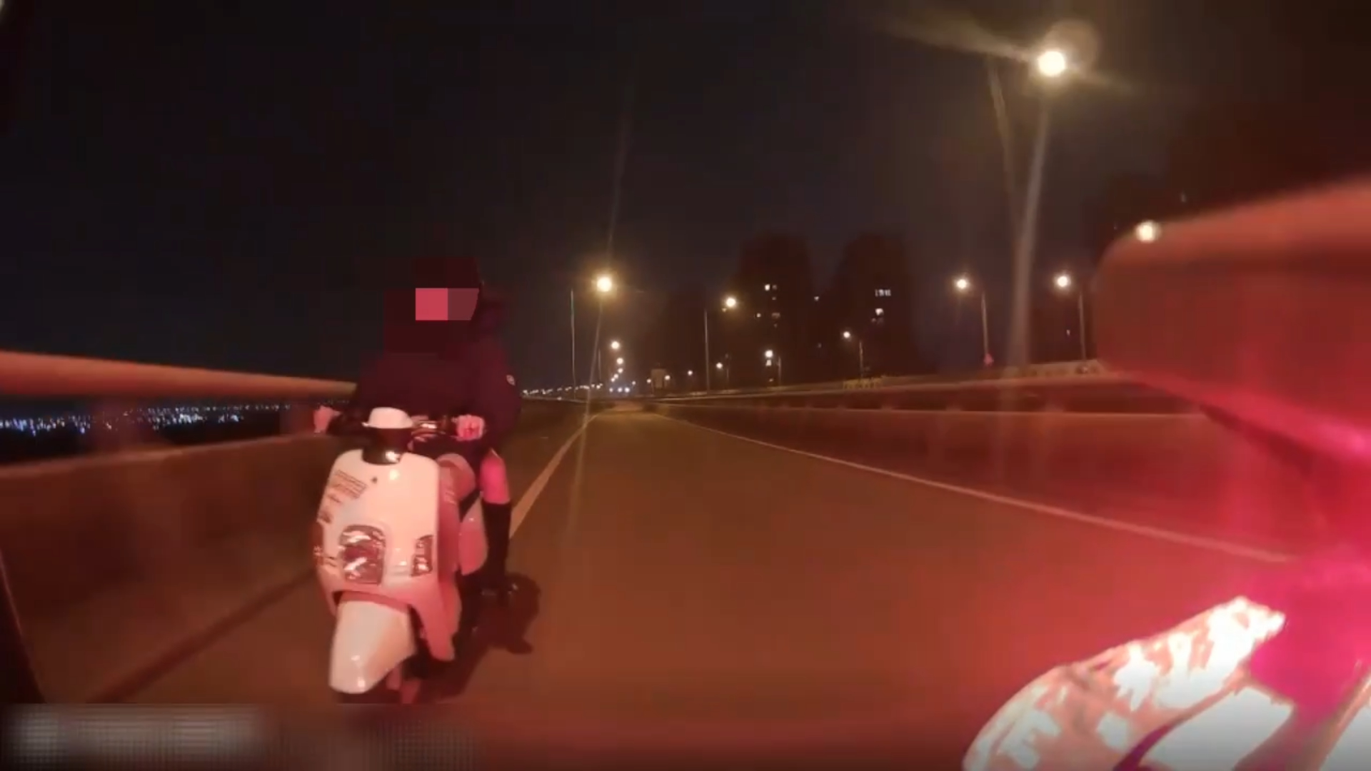 24歲許姓男子騎乘改裝機車，後座載著女性友人，刻意用黑布遮蔽車牌。