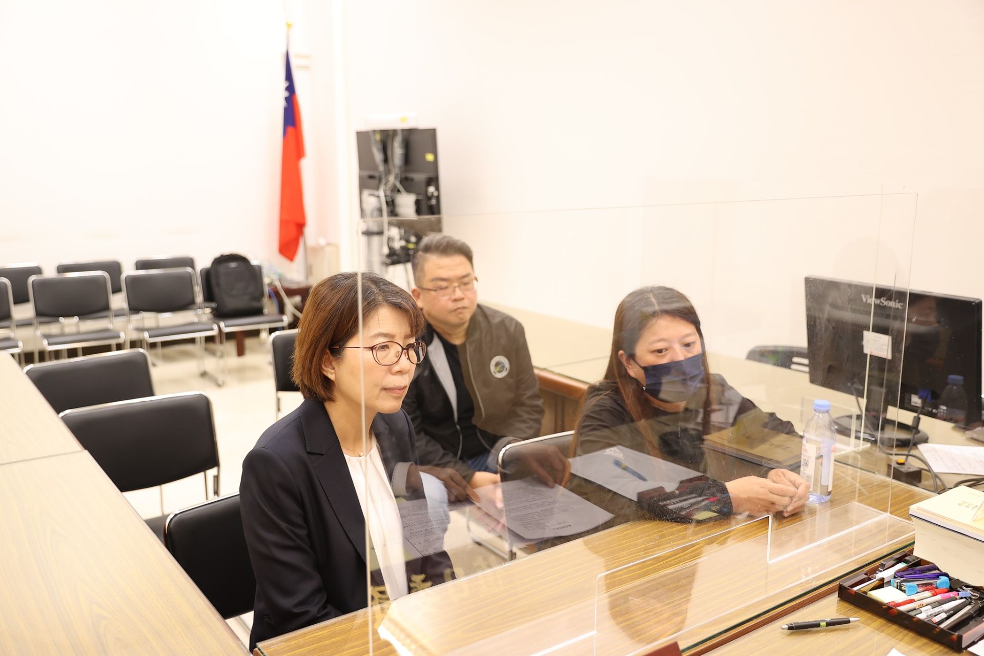 為替疑似遭長期不當對待致死的犬隻「健康」討回公道，舉報人今（23）日在立法委員黃秀芳及彰化市民代表江炳輝的陪同下，正式北上前往監察院遞交陳情書。