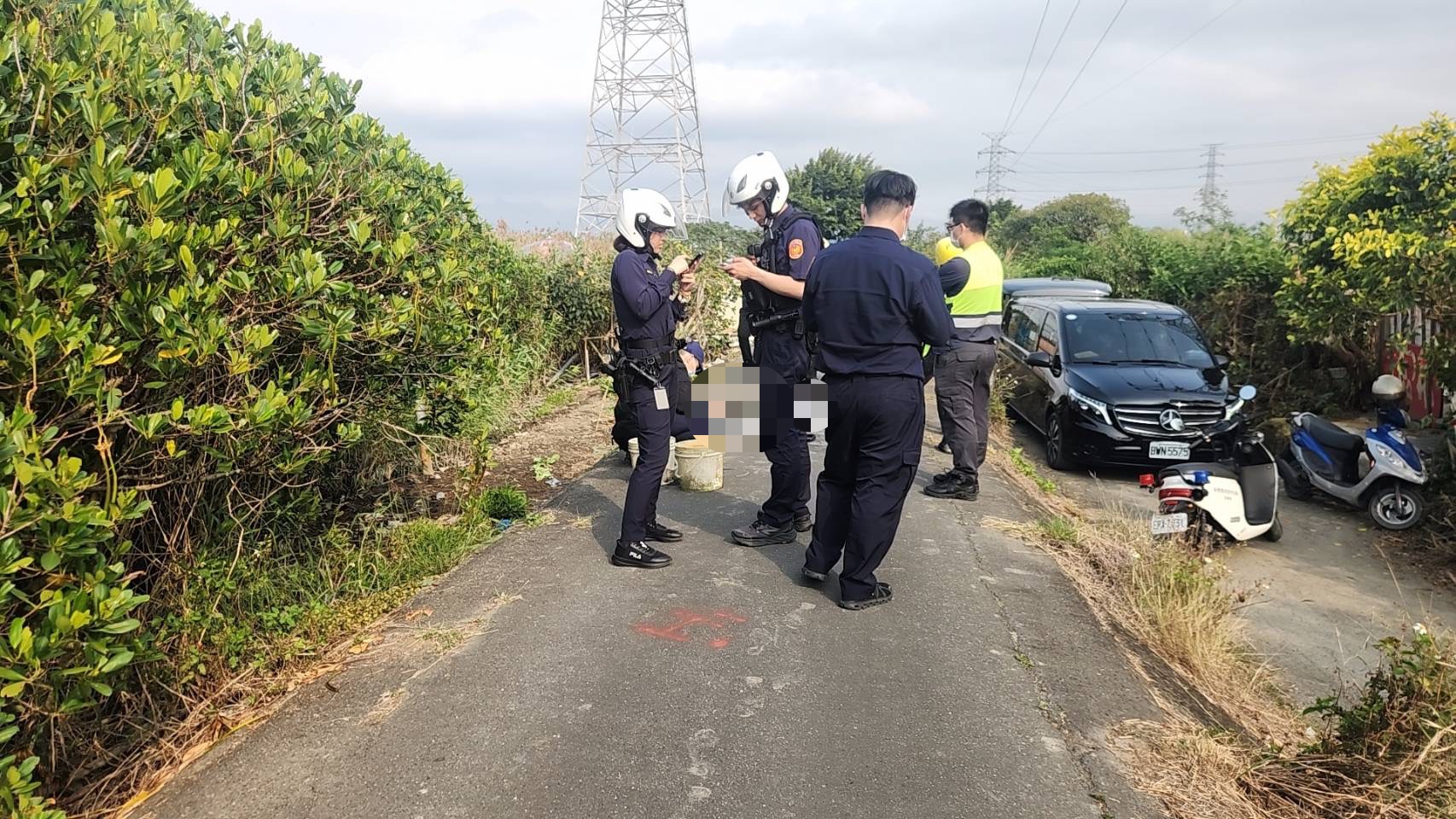 警方封鎖現場並通知鑑識人員到場採證。