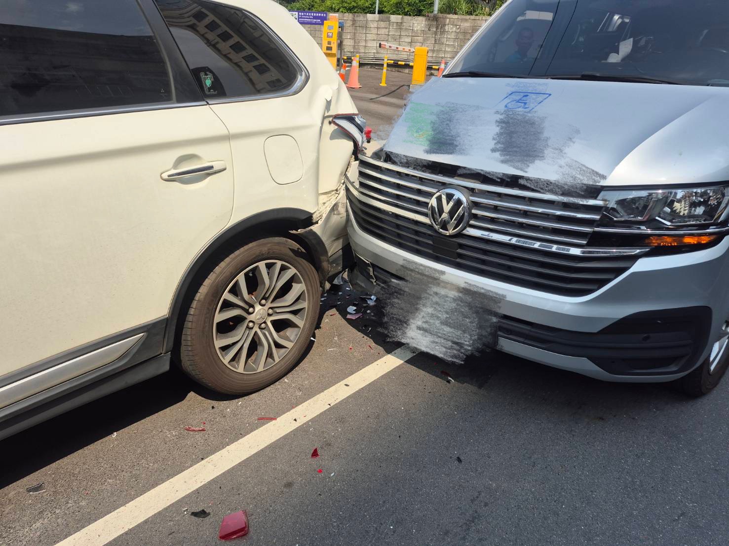 58歲張姓男子駕駛復康巴士行經該路段時,不明原因突然向路邊偏移,宛如「打保齡球」般連續擦撞停放在路旁的15輛機車與3輛汽車。