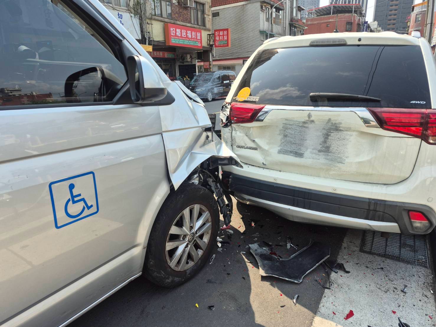 58歲張姓男子駕駛復康巴士行經該路段時,不明原因突然向路邊偏移,宛如「打保齡球」般連續擦撞停放在路旁的15輛機車與3輛汽車。