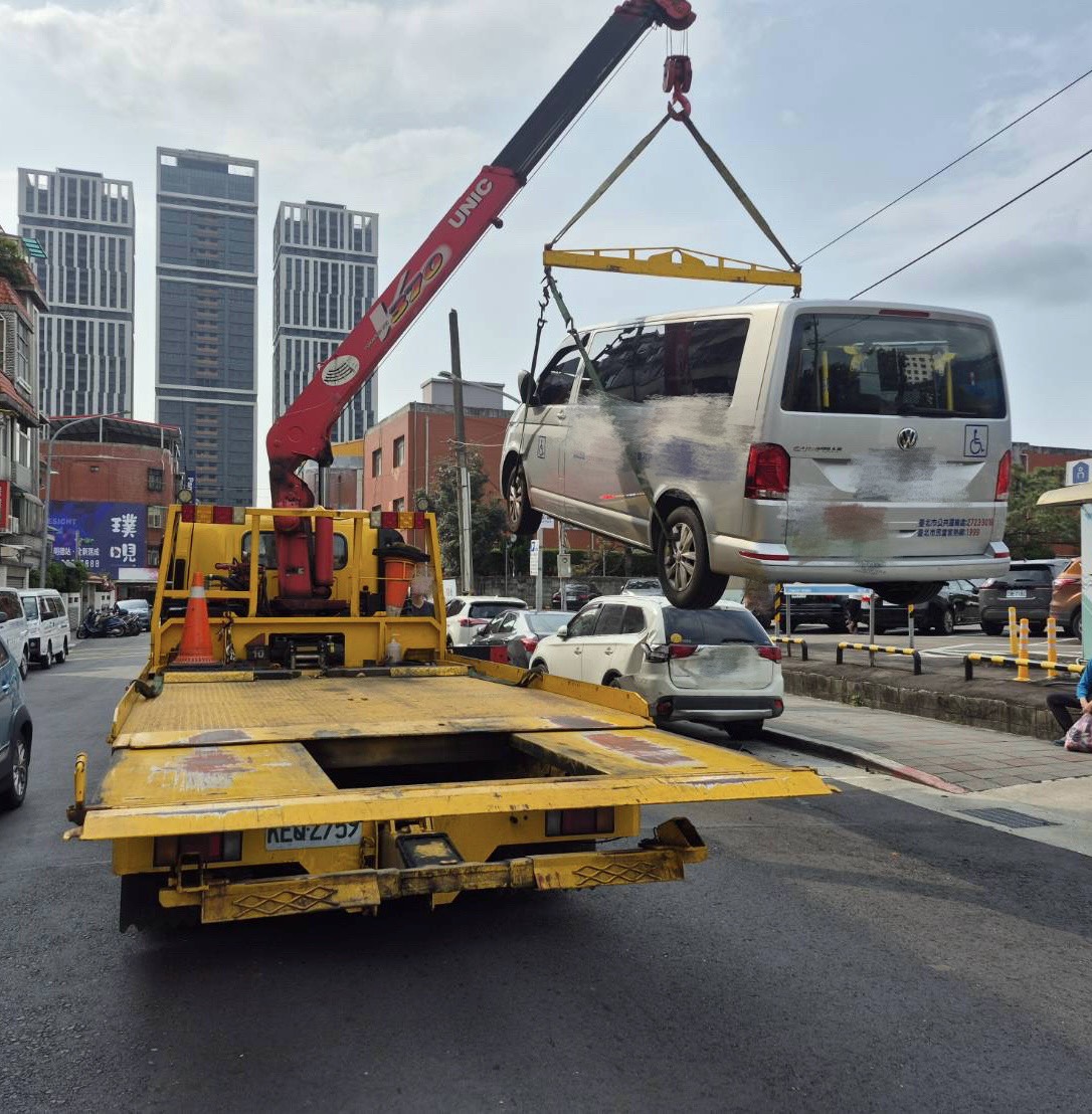 為避免影響明德路車流,警方通知拖吊車到場協助排除事故車輛。