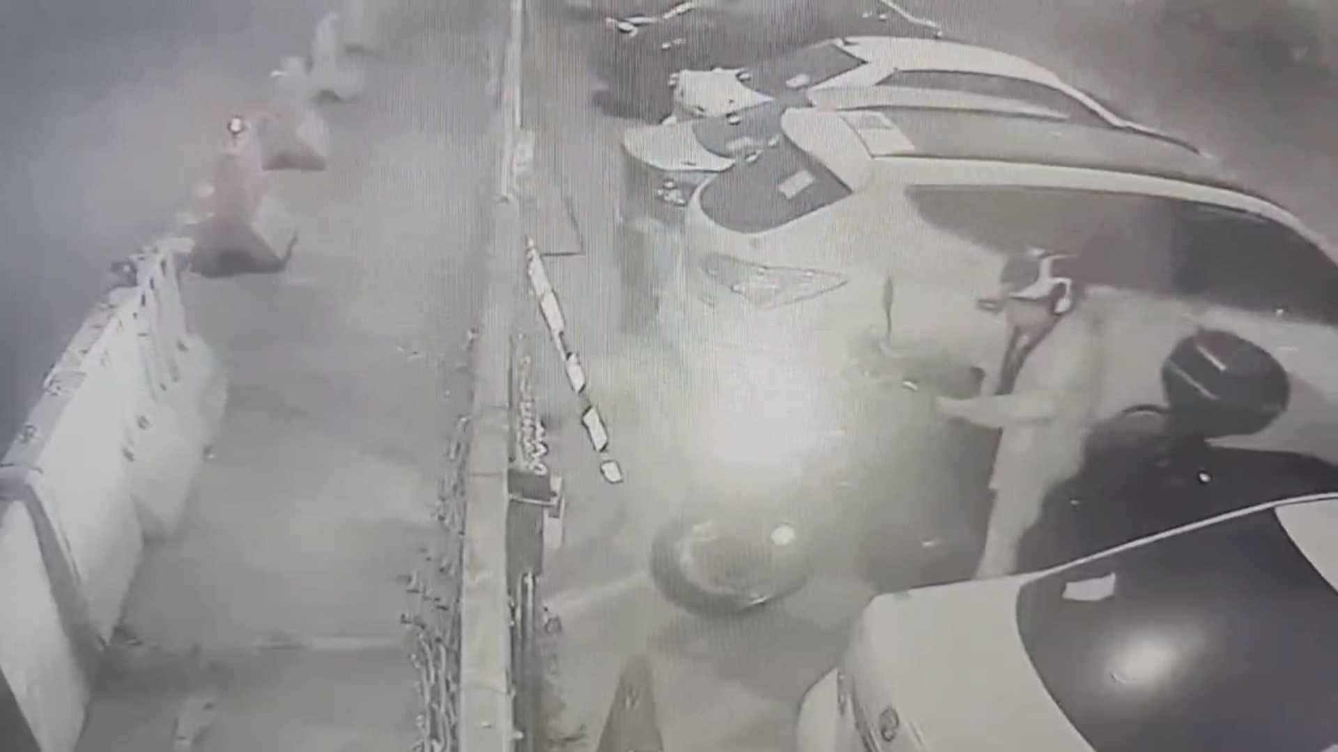 49歲戴姓男子今(2026)年2月間,因酒駕拒測遭警方重罰36萬元並扣留其大型重型機車。疑似無力繳納高額罰款又想討回愛車,戴男竟異想天開,摸黑翻牆潛入保管場將重機偷騎走。