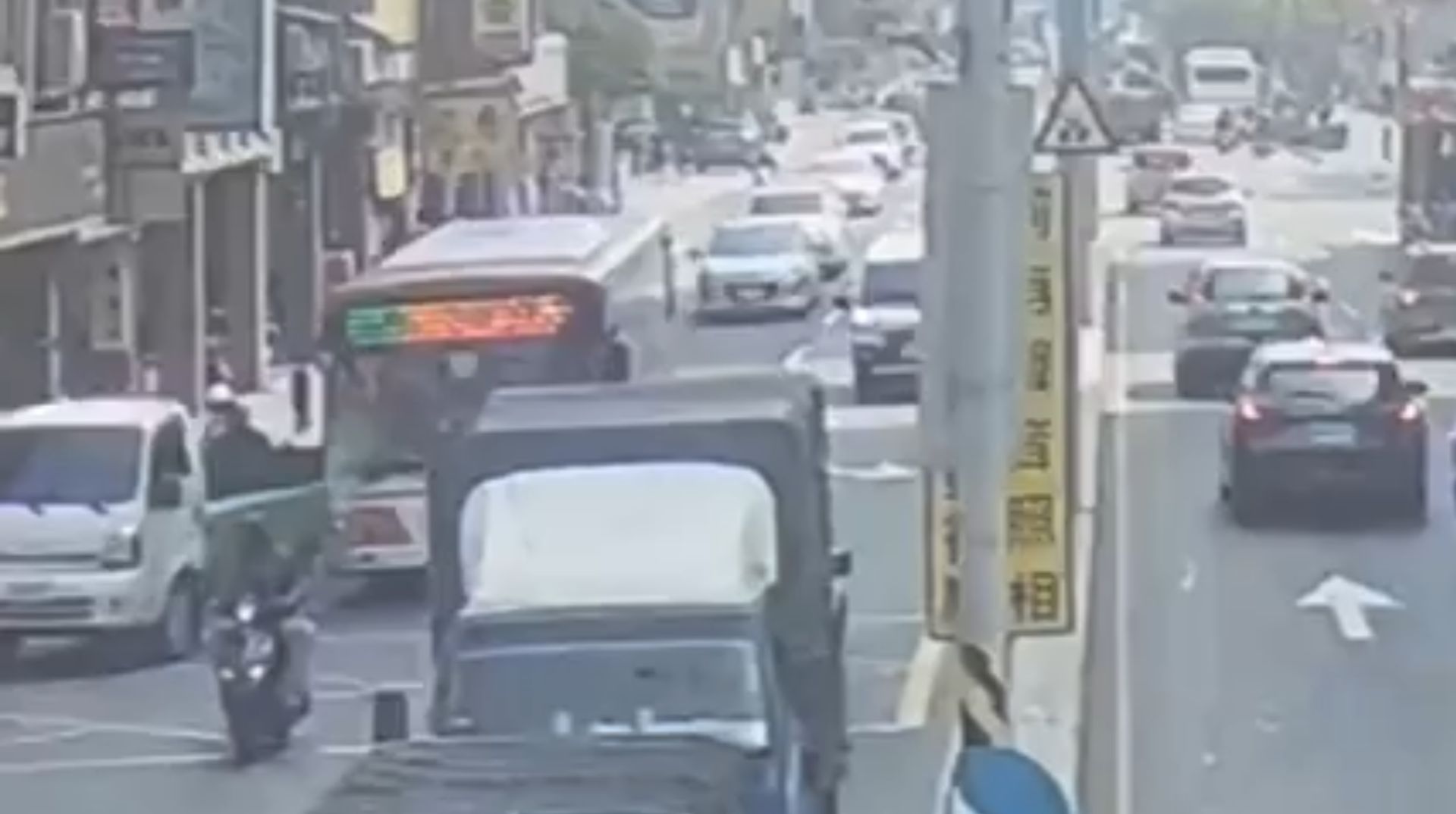 新北市新莊區中正路一帶，昨（23）日上午10時許發生1起公車追撞小貨車的交通事故。