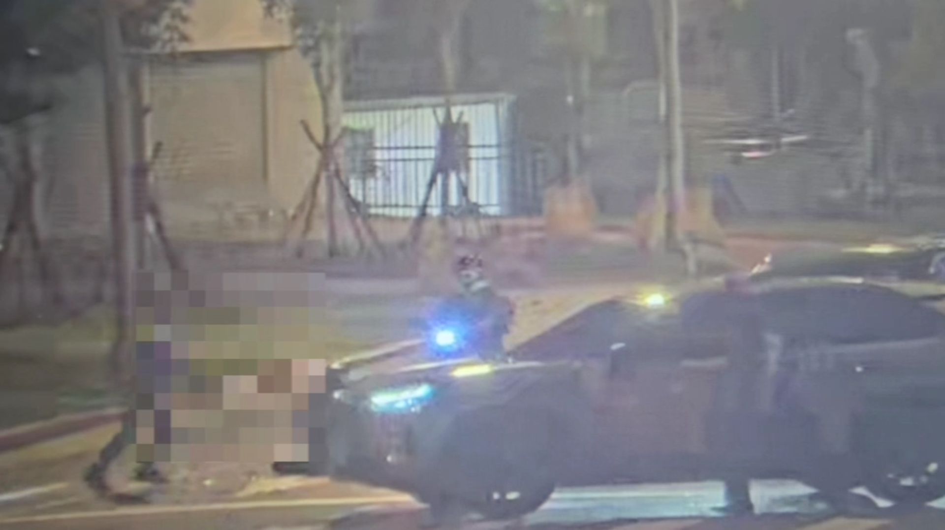 衝突過程中，1輛轎車突然從旁橫向切入車道，不顧其他用路人安全，直接霸佔車道擋住去路。