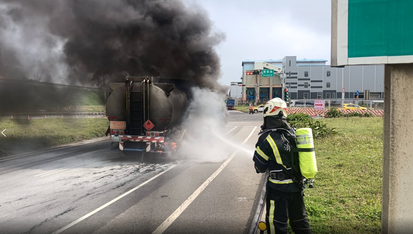 桃園市觀音區1輛載運非有害事業廢棄物的槽車，行經台61線與台66線交叉路口停等紅燈時，車輛後輪不明原因突然起火燃燒。