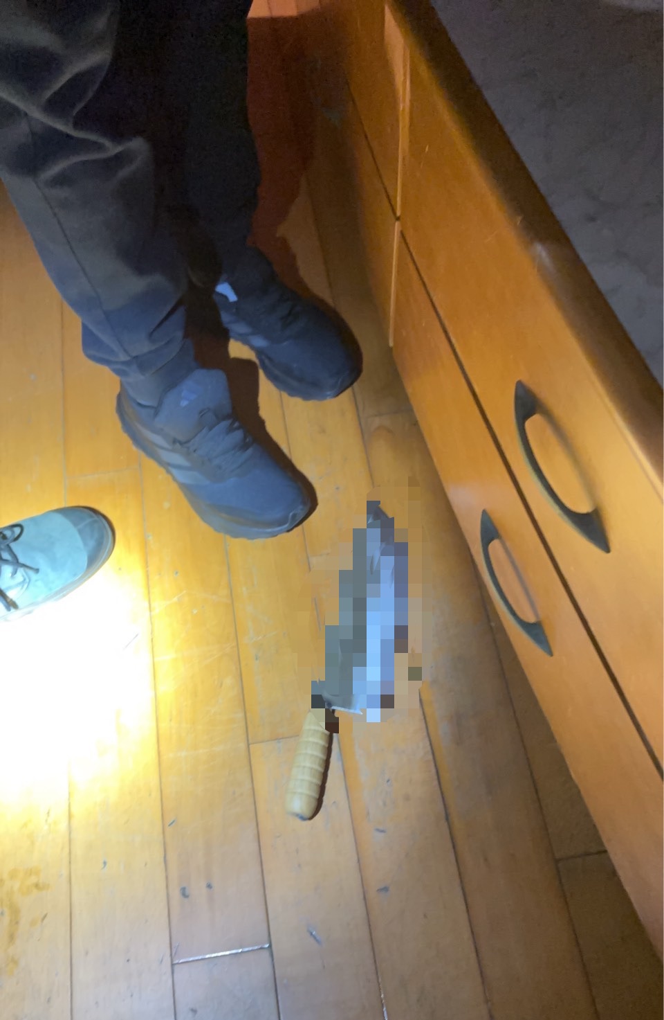 警方循線前往李男住處附近埋伏，順利在1小時內依準現行犯將他逮捕歸案，並當場查扣作案用刀具。